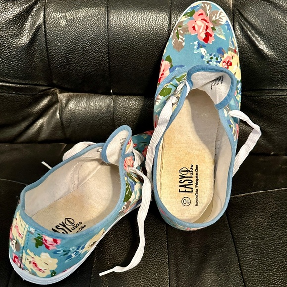 Ladies Floral Print Sneakers Size 10 Blue background with colorful flowers - Picture 5 of 13